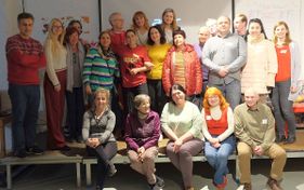 Manjou Wilde mit den Gästen und ehrenamtlichen Unterstützern aus dem BlaBlaCafé in Sülz. 