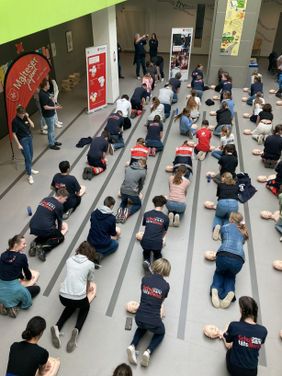 Leben retten mit der Herzdruckmassage: Das sie dies können, zeigten die Malteser SchulsanitäterInnen auf dem Fachtag in Ober-Ramstadt. Foto: Christina Müller-Gokus