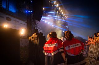 Zwei Sanitäter bei einem Konzert im Sanitätsdienst