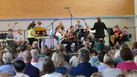 Das Ensemble Kunterbunt musiziert