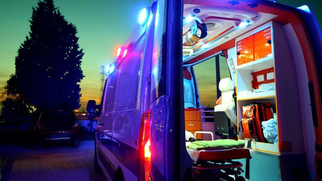 Ein Rettungswagen bei Nacht mit geöffneten Hecktüren.