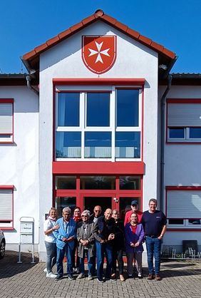 Selle Marina und ihre Demenzbegleiterinnen und -begleiter mit Gästen des Café Malta (v.l.). Foto: Malteser