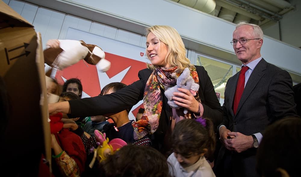 Manuela Schwesig beim Besuch der Malteser Flüchtlingsunterkunft in Berlin.