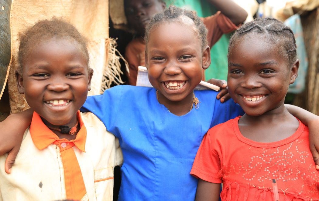 Drei lachende Kinder im Südsudan