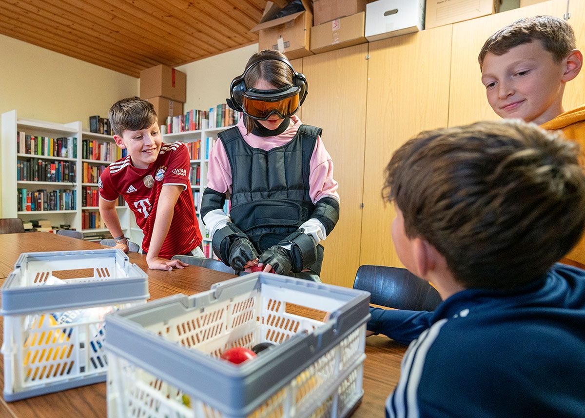 Auch das Bezahlen an der Kasse läuft wie im richtigen Leben – die Kinder machen sich einen Spaß daraus, dass nicht alle Mitmenschen sind immer geduldig sind, wenn es mal etwas länger dauert.