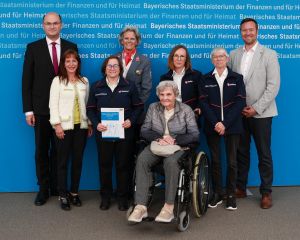 Heimatminister Albert Füracker (v.l.), Geschäftsführendes Präsidialmitglied im Bayerischen Landkreistag und Jurymitglied Andrea Degl, Referentin Soziales Ehrenamt Rosmarie Friedsam, Ilona Gräfin von La Rosée, Elisabeth Röckl, Diana Kreuzer, Anna Friedsam und MdL Josef Heisl. 
