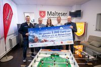 Scheckübergabe an die Malteser. Von links nach rechts: Jens Gröger (Malteser), Markus Karl (Stellvertretender Aufsichtsratsvorsitzender Stadtwerke Gelsenkirchen GmbH), Jule Müller, Oliver Kliesch (beide Malteser), Axel Barton (Aufsichtsratsvorsitzender Stadtwerke Gelsenkirchen GmbH)