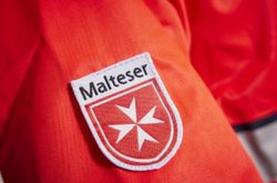 Der Ärmel einer Einsatzjacke mit Malteserlogo