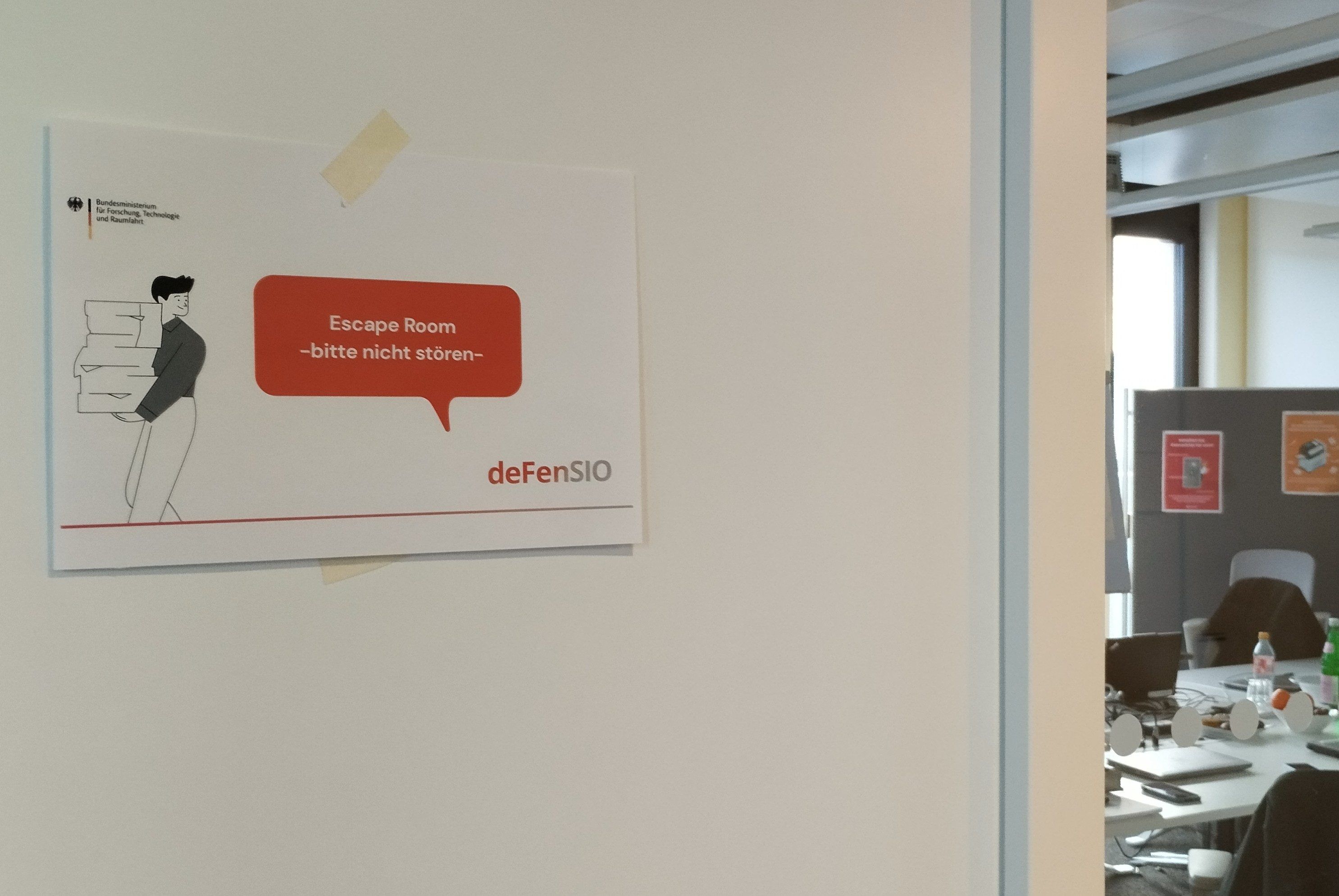 Tür mit Schild zum Escape-Room