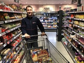 Malteser Ehrenamtlicher beim Einkaufen im Rahmen des Einkaufsdienstes.