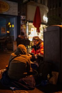 Direkte Hilfe auf der Straße: Ein Ehrenamtlicher des Kältebusses Kiel spricht mit einem Obdachlosen. Archivfoto: Sebastian Haas