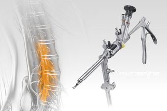 Endoskopieinstrument vor grafischer Wirbelsäulendarstellung mit markierten Nervenbahnen in Orange.