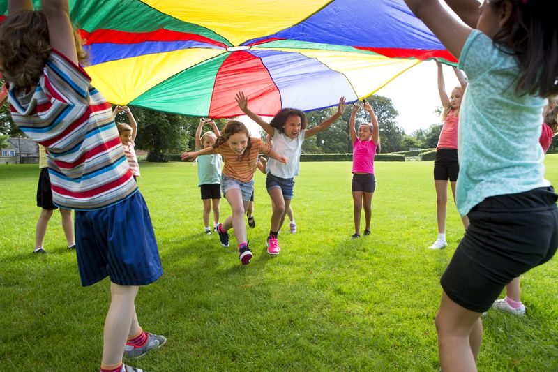 Kinder spielen auf einer Wiese 