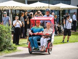 Christian Wulff fährt Fahrgäste mit einer Malteser Rikscha