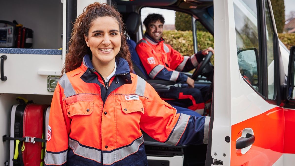 Rettungssanitäter und Rettungssanitäterin der Malteser in einem Rettungswagen
