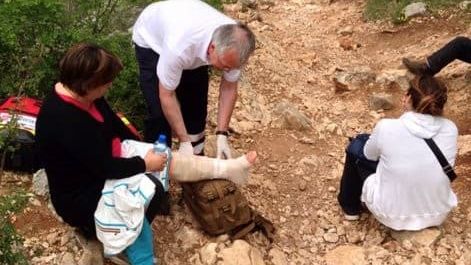 Malteser Sanitäter versorgen eine Verletzte in den Bergen in Medjugorje