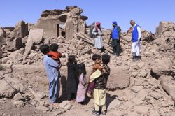 Menschen inmitten einer zerstörten Stadt 