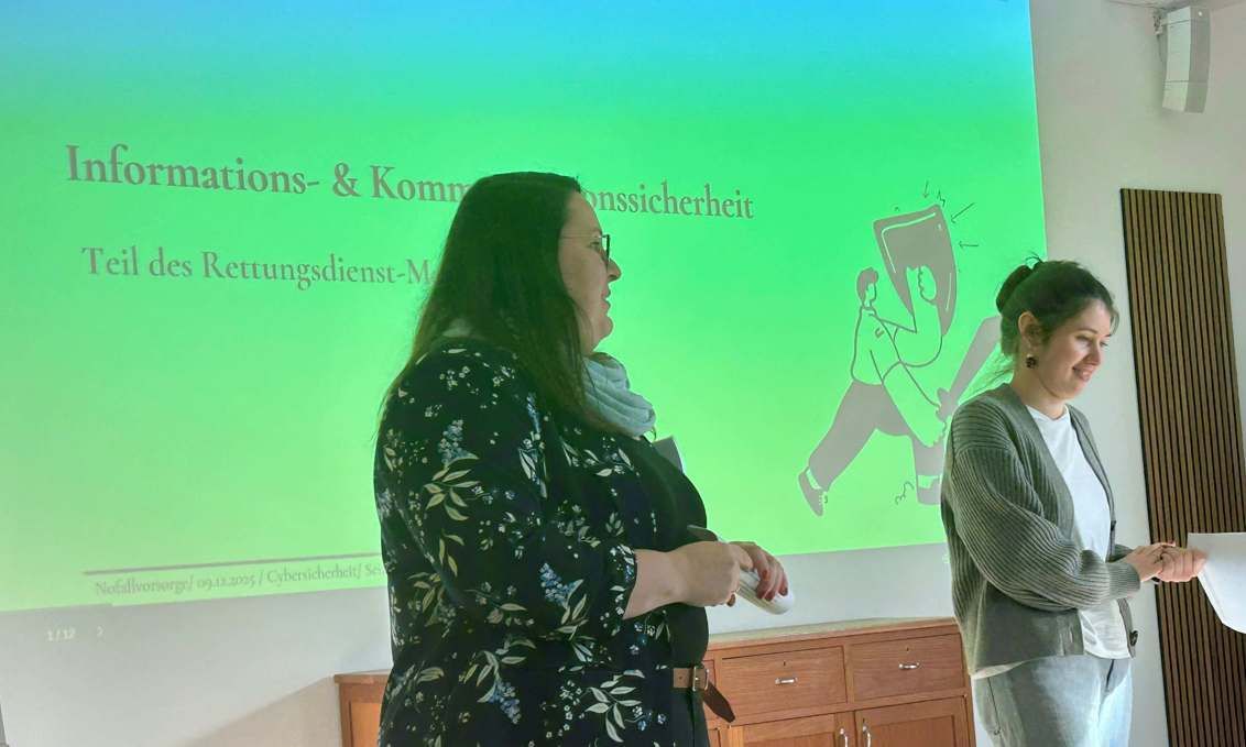 Merle Medick und Pauline Kronenberg vor ihrer Präsentation.