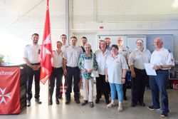 Gruppenbild der Ernannten und Geehrten bei der Johannisfeier. Foto: Volker Lannert/Malteser