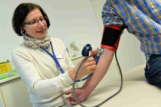 Dr. Renate Gräfin von Keller, Ärztliche Leiterin der MMM, bei der Versorgung eines Patienten