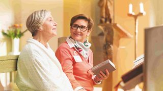 Zwei Frauen sitzen in der Kapelle des Geistlichen Zentrums