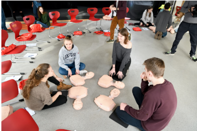 Vier Menschen beim Erste-Hilfe Kurs