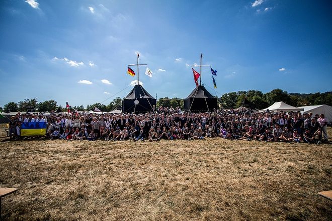 Ein Gruppenfoto mit allen Teilnehmenden des Bundesjugendlagers. 