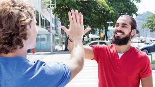 2 Männer klatschen ab: High five