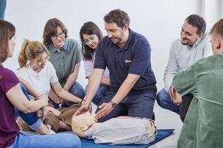 Vorführung Herzdruckmassage im Erste-Hilfe-Kurs