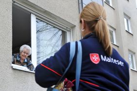 Auch in Corona-Zeiten halten die Malteser ihre Besuchs- und Betreuungsdienste im häuslichen Umfeld aufrecht. Foto: Michael de Clerque/Malteser