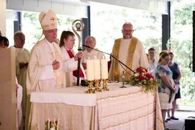 Der Bamberger Erbischof am Altar