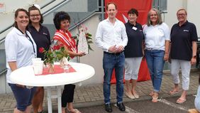 Ein Mann und mehrere Frauen haben sich zum Geburtstagsfoto aufgestellt.