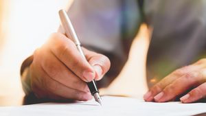 Es ist eine Nahaufzeichnung einer Testament Unterzeichnung zu sehen.