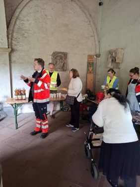 96 Gäste beim Wohlfühlmorgen-Frühstück im Kreuzgang von St. Maria im Kapitol