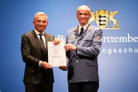 Der stellvertretende Ministerpräsident und Innenminister Thomas Strobl hat bei einer Feierstunde in Stuttgart das Bevölkerungsschutz-Ehrenzeichen an den Malteser Regional- und Diözesangeschäftsführer Klaus Weber verliehen. Foto: Steffen Schmid