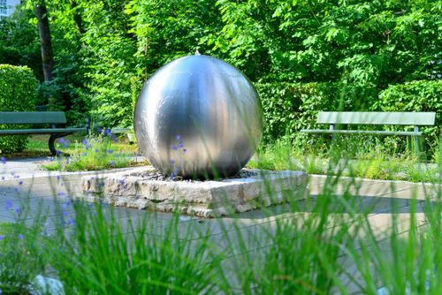 Springbrunnen im begrünten Patientengarten des Malteser Waldkrankenhauses St. Marien.