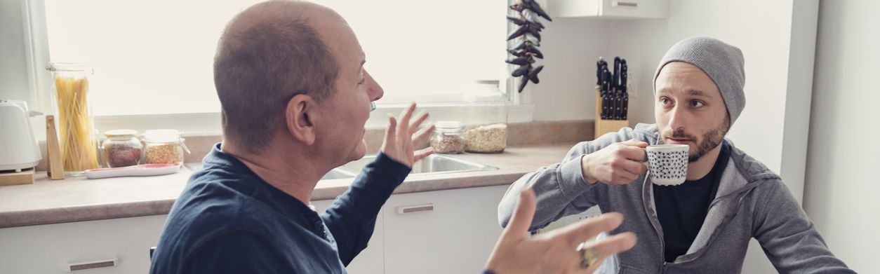 Zwei Männer unterhalten sich