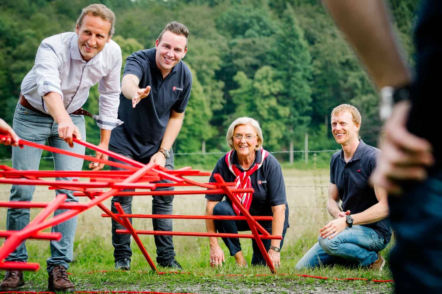 Gruppe bei Teamübung