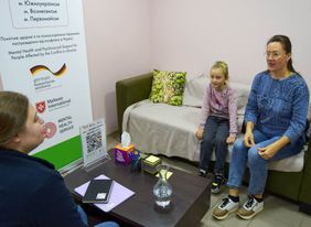 Eine Frau und ein Kind ist in einer psychologischen Beratung.