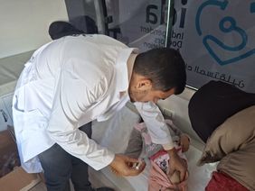 Ein Arzt behandelt ein Kind