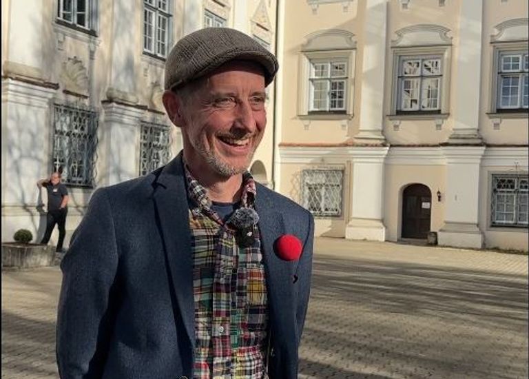 Ein Mann als Clown verkleidet