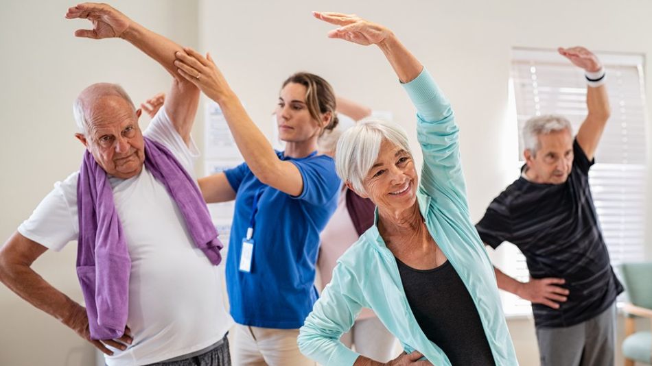 Ältere Menschen machen Gymnastikübungen-