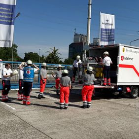 Material wird aus dem GW-BT1 LKW ausgeladen