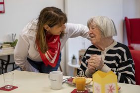 Zwei Frauen im Gespräch