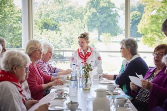 Die Malteser fördern mit den Begleitdiensten soziale Kontakte älterer Menschen. Foto: Lena Kirchner/Malteser