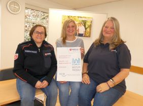  Referentin Soziales Ehrenamt Rosmarie Friedsam (v.l.) und die zweite Dozentin Katharina Werner sowie die Koordinatorin des Besuchsdienstes Karin Hellwig freuen sich auf viele Teilnehmer an der Ausbildung, die im Anschluss ehrenamtlich im Besuchs- und Begleitungsdienst aktiv werden. Foto: Steindl