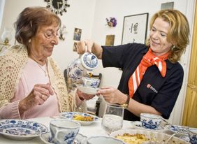 Eine ehrenamtliche Helferin der Malteser besucht eine ältere Dame. Der Besuchsdienst hilft gegen Einsamkeit und Isolation. Foto: Malteser/Lux