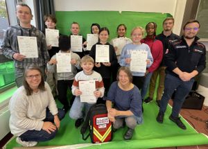 Eine Gruppe Schulkinder, die eine Urkunde vorzeigen