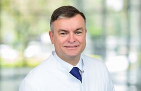 Porträt von PD Dr. med. Klaus Schnake, Chefarzt des Interdisziplinären Zentrums für Wirbelsäulen und Skoliosetherapie.