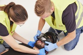 Eine Frau und ein Mann leisten Erste Hilfe (Foto: Malteser)